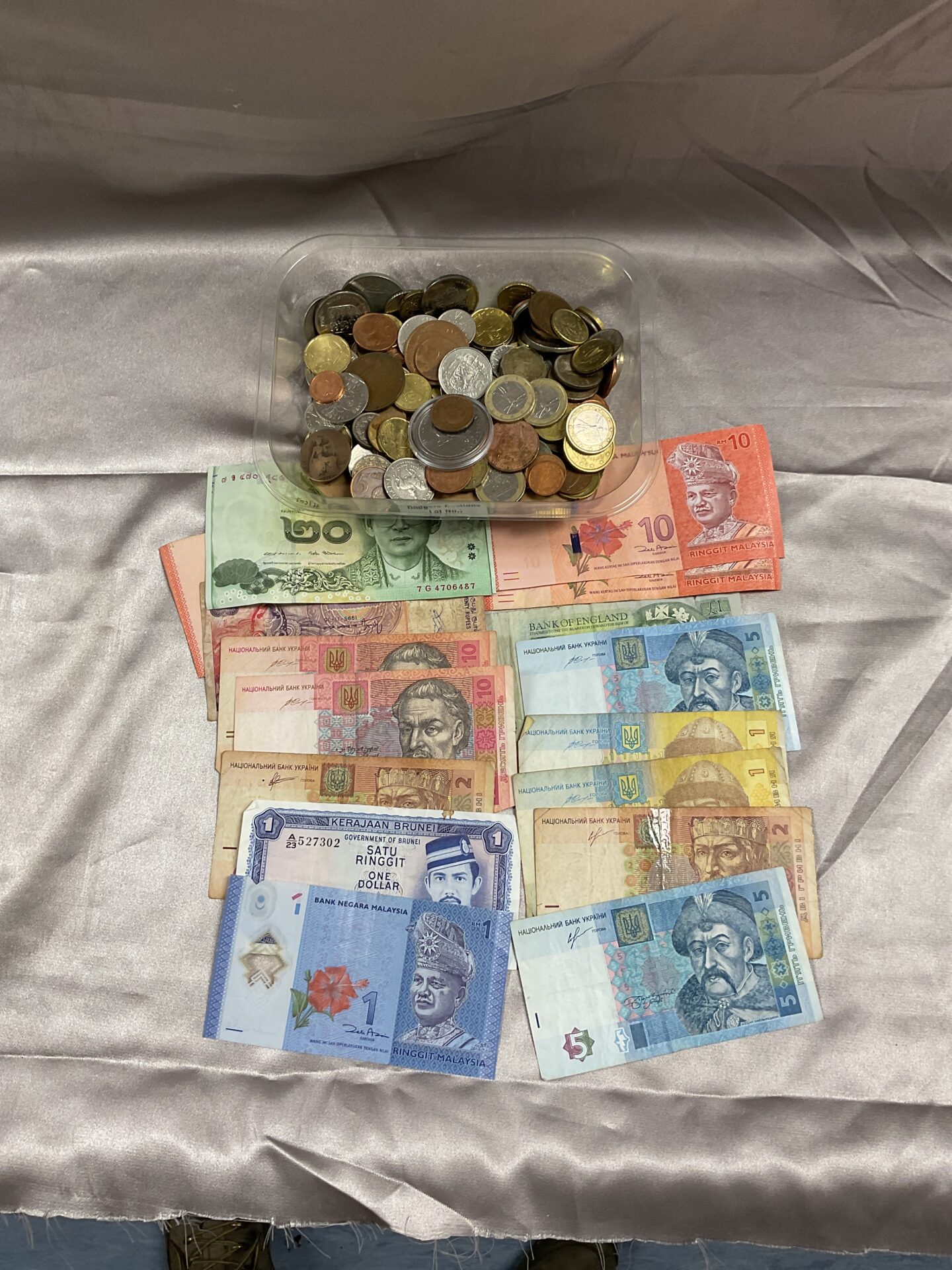 695 Tub of mixed coins and quantity of assorted banknotes