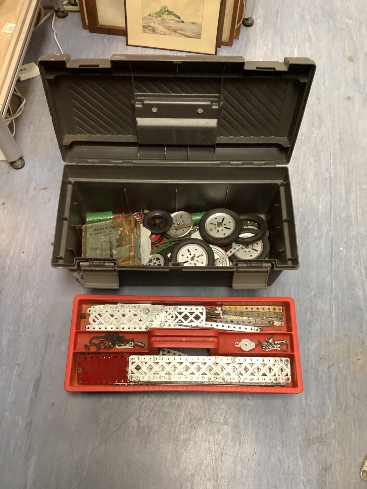 837 Tool box with Meccano parts