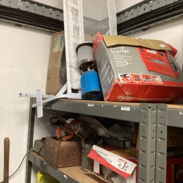 Mixed lot of camping equipment and tools, including a gas lamp.