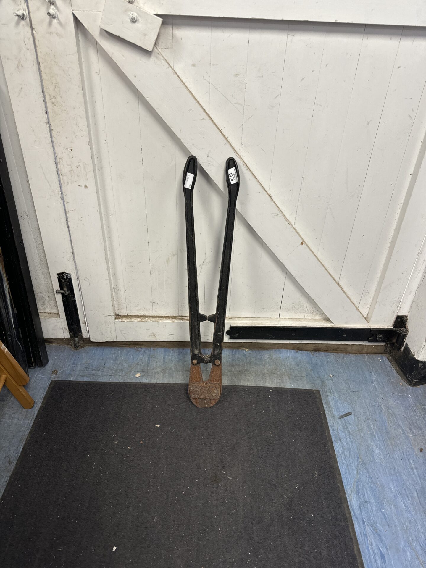 1070 Pair of large bolt cutters