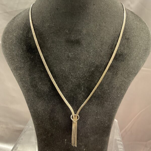Delicate 925 silver snake necklace with heart pendant.