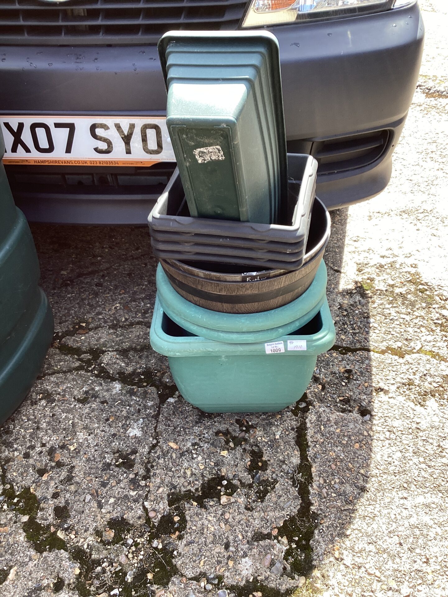 1009 Selection of plastic garden planters