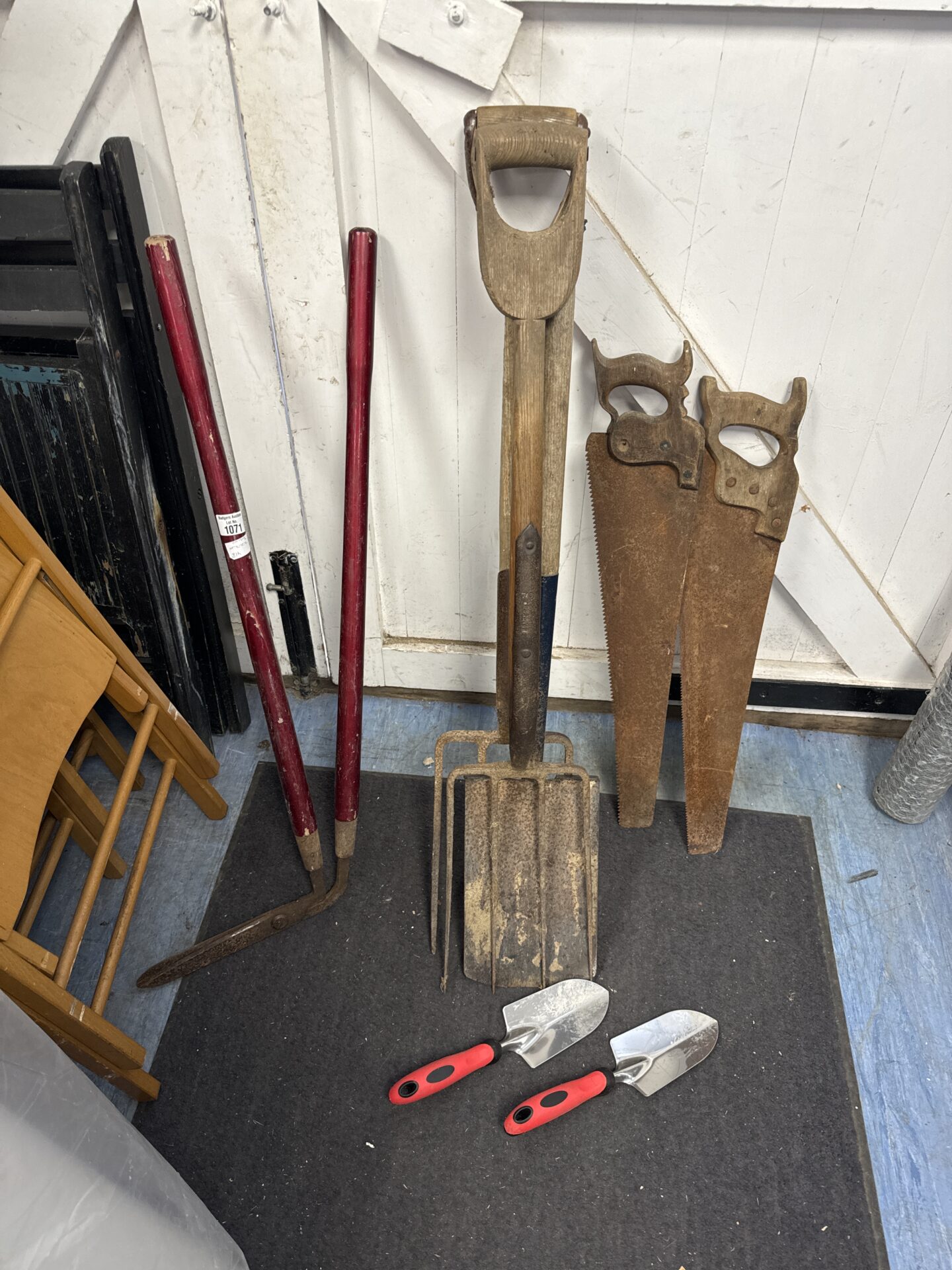 1071 Quantity of garden tools with two saws