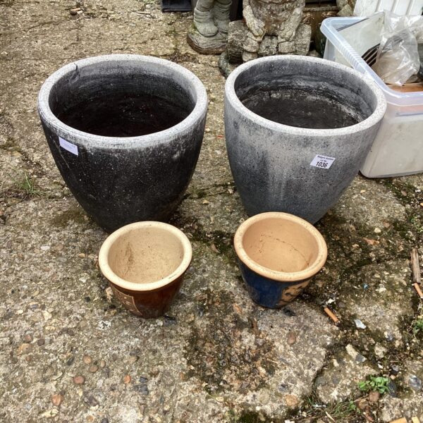Lot of four weathered terracotta garden pots for outdoor use.