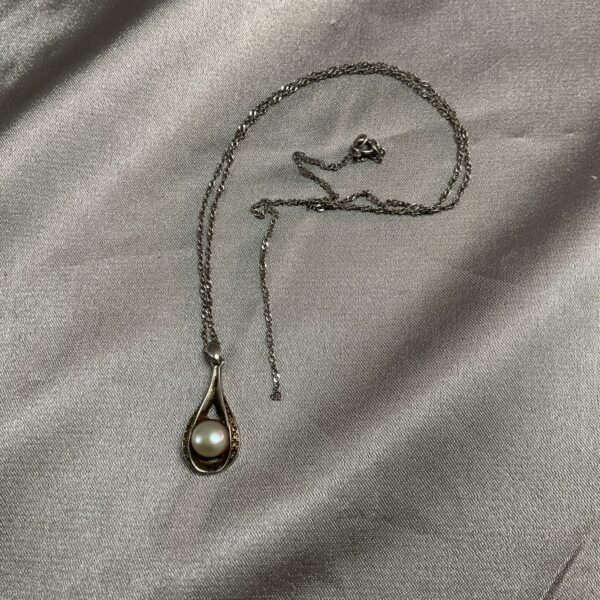 Vintage silver pearl pendant necklace with broken chain.