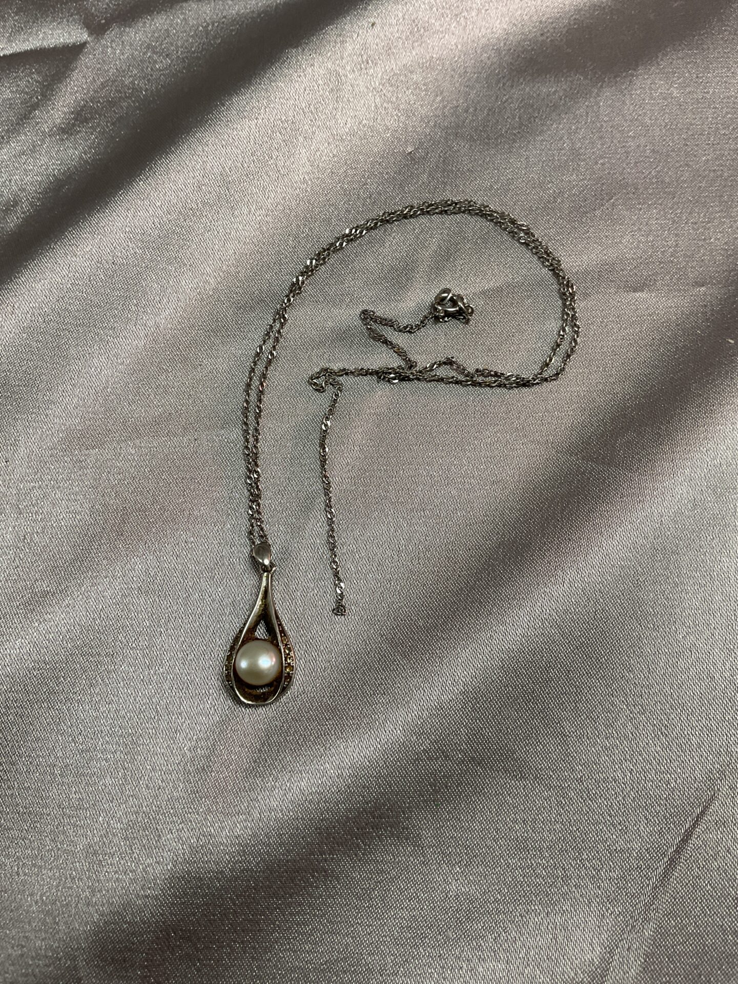 745 Silver Pearl drop pendant necklace with broken 18” chain