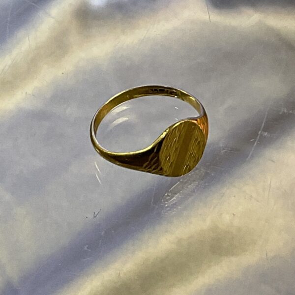 Hallmarked 9ct gold signet ring, size L, classic jewellery.