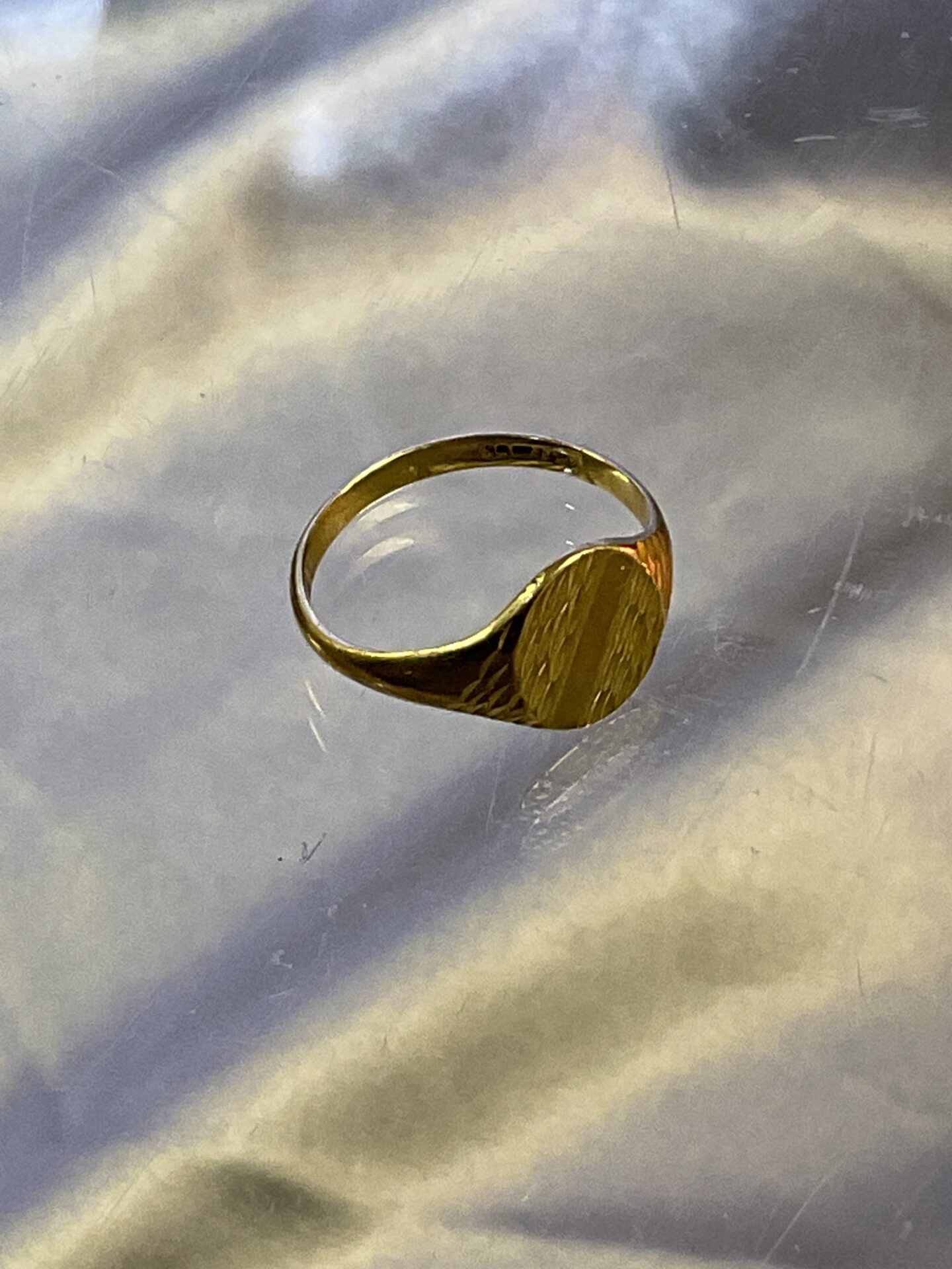 756 Hallmarked 9ct gold signet ring size L