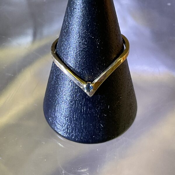 Vintage 9ct gold ring with a sapphire stone.