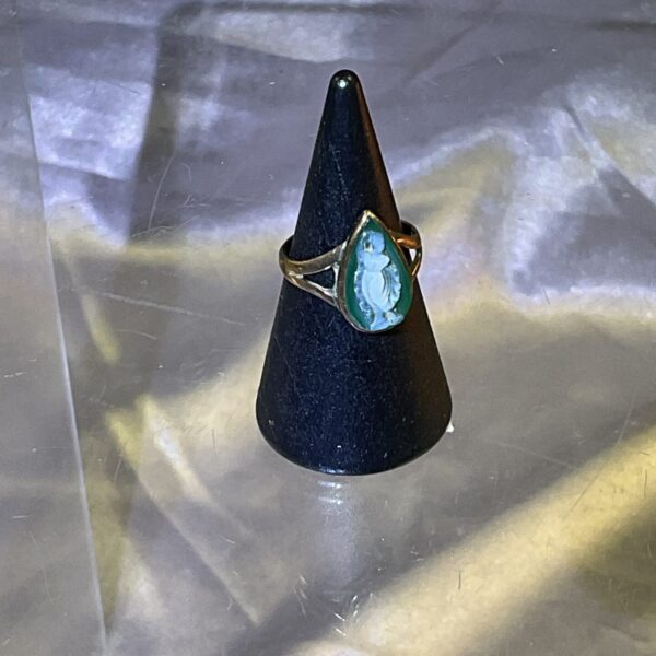 Vintage 9ct gold cameo ring with a classical profile.