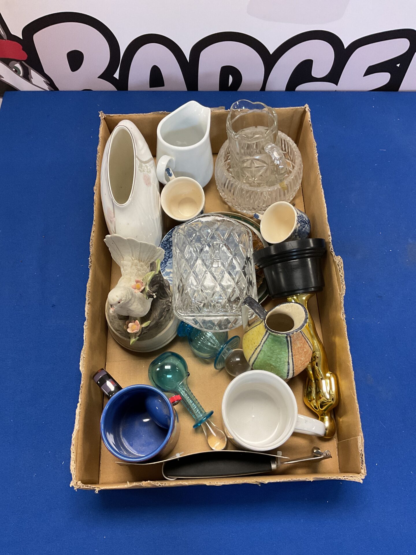 476 Box of mixed items including cups, oscar trophy and mixed glassware