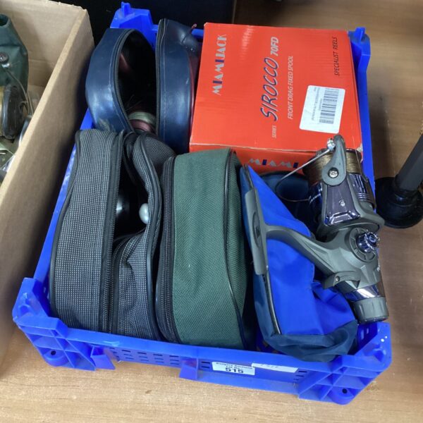 Mixed lot of vintage and modern fishing reels for sale.