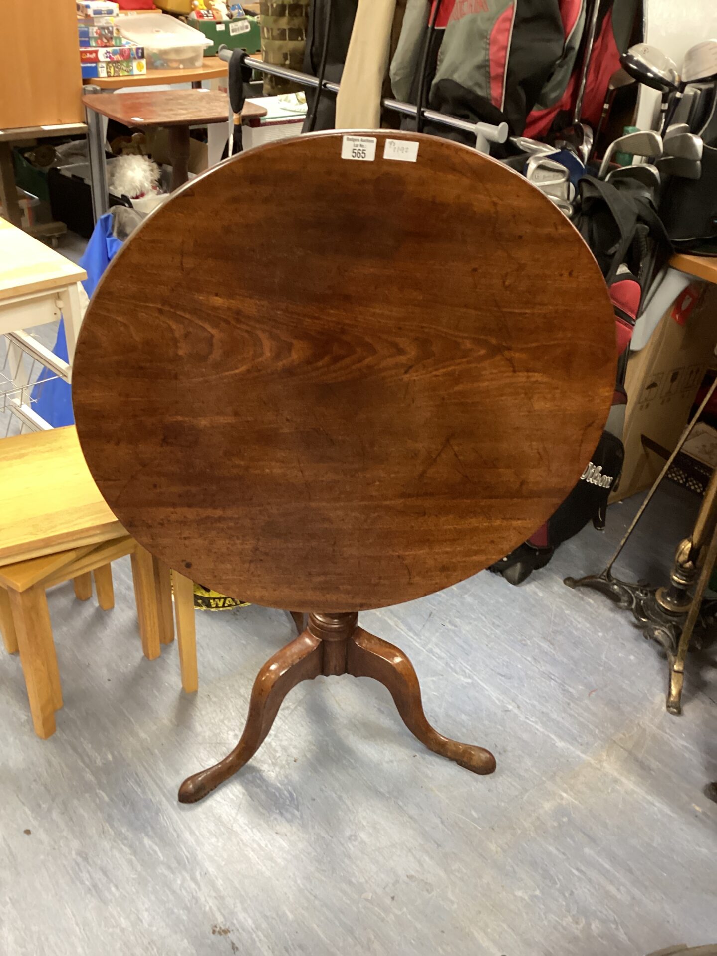 546 geogian mahogany Round tilt top Tripod table