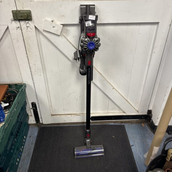 Dyson V7 Motorhead Pro cordless vacuum cleaner in used condition.