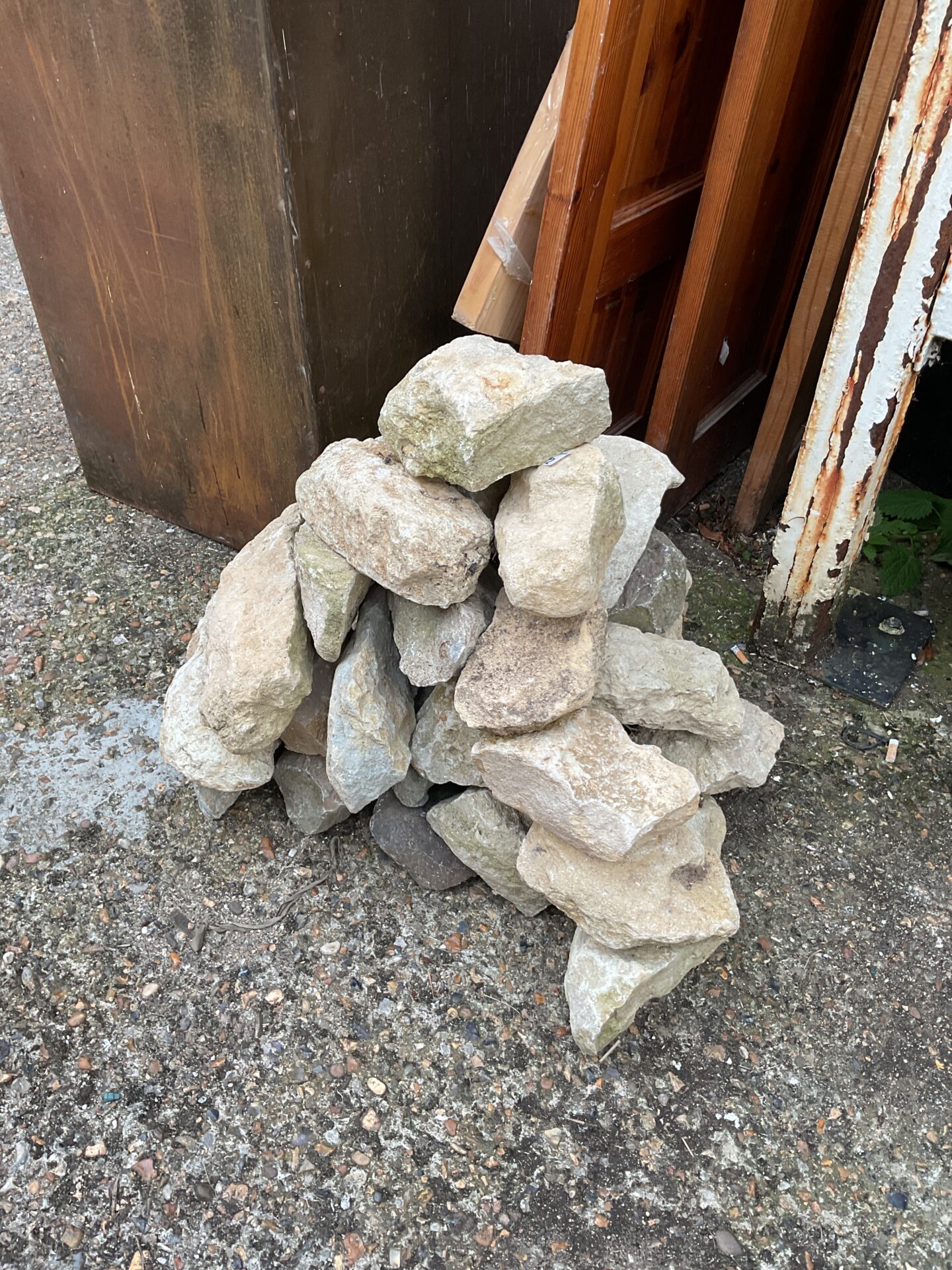 1122 Lot of rockery garden rocks