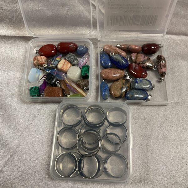 Vintage mood rings and stone pendants in a colourful lot.