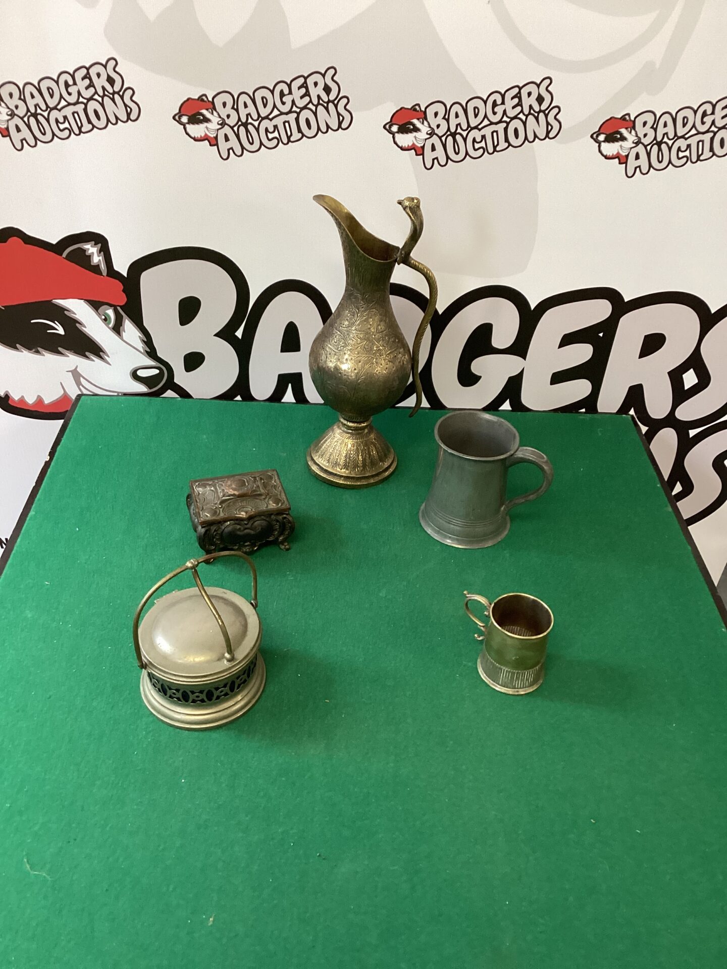 218 Selection of vintage metalware