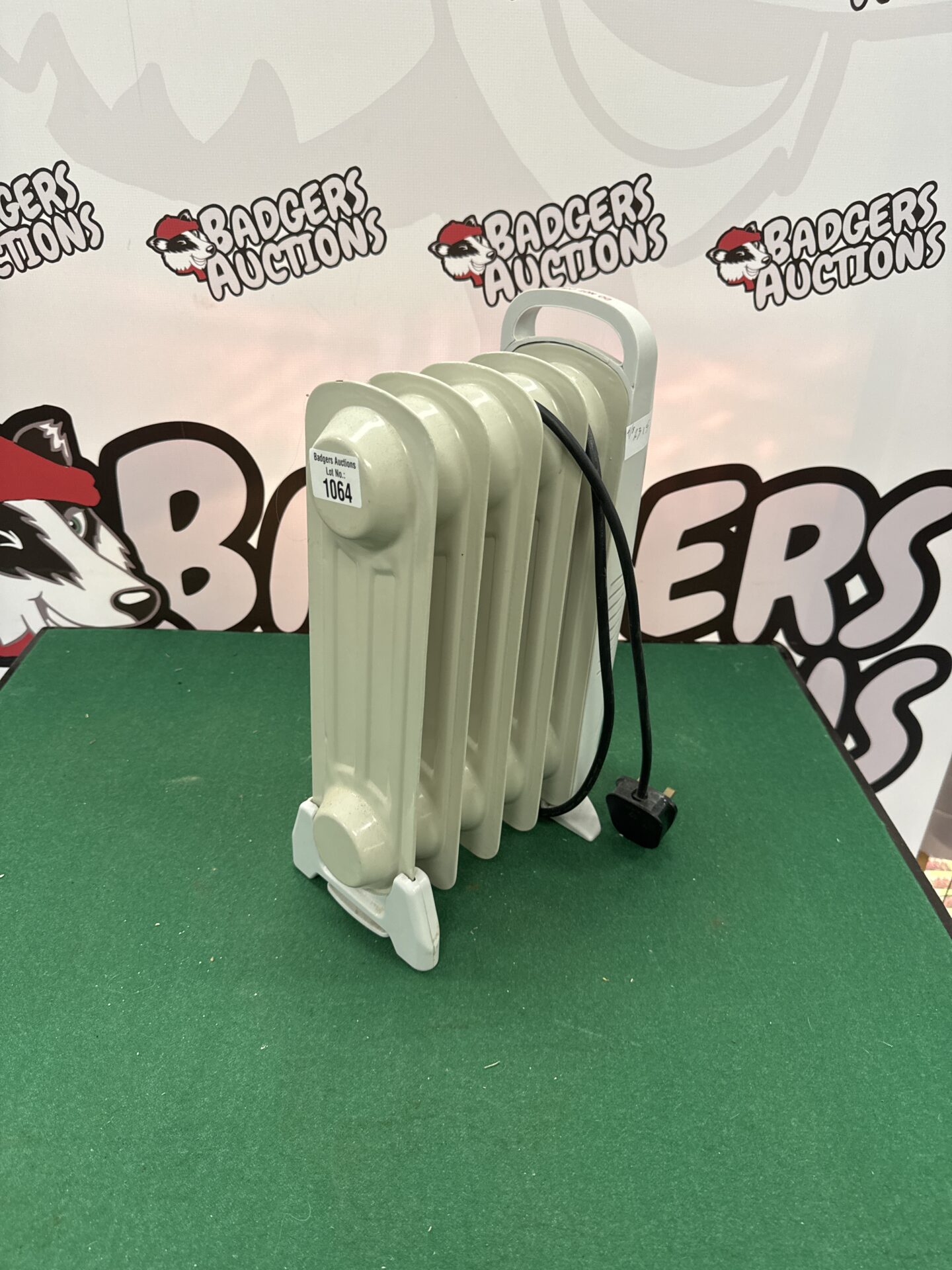 1064 Small Argos 450w oil filled radiator