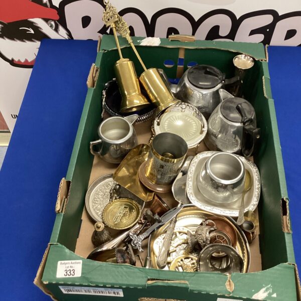 Mixed metalware lot with brass hearth brushes and vintage ornaments.