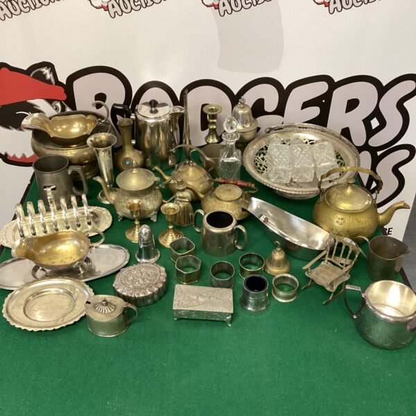 Mixed lot of vintage brass and silver plate items for collectors.
