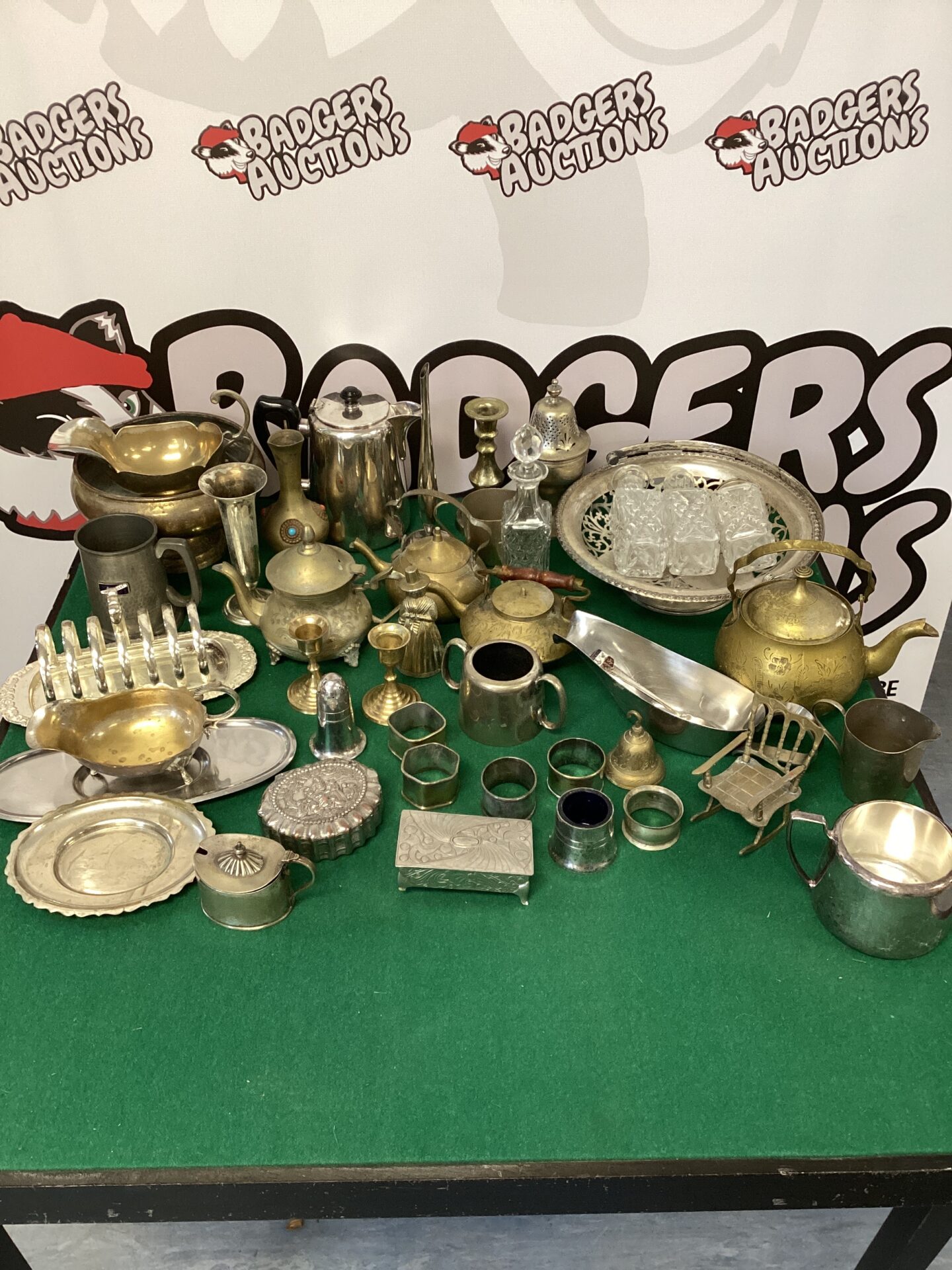 068 Box of mixed brassware, pewter & silver plate