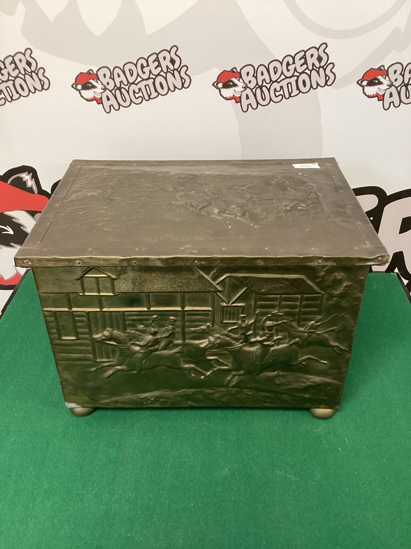 069 Vintage brass hunt scene log box