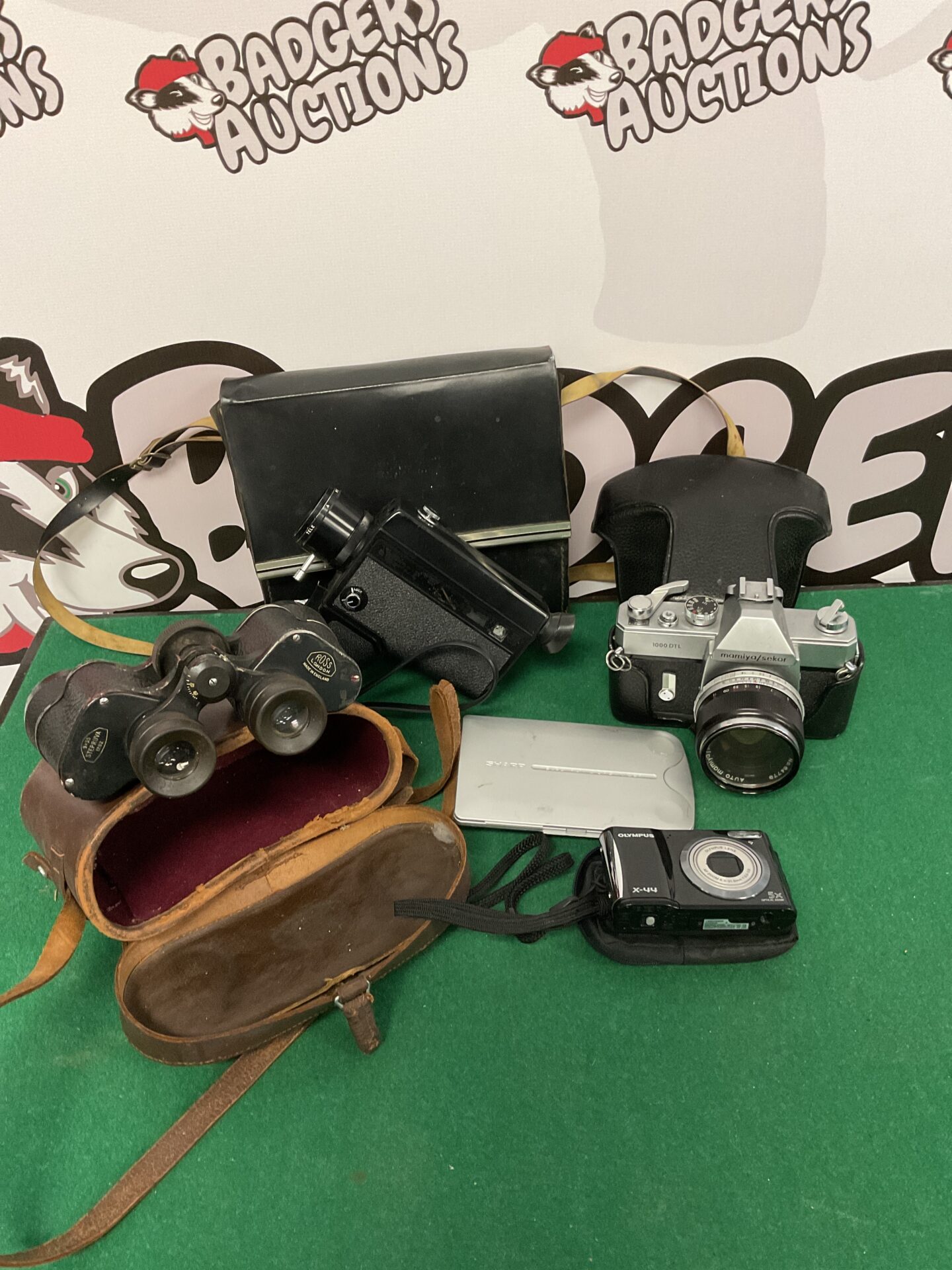 113 Selection of cameras including mamiya sekor 1000 dtl & olympus x-44