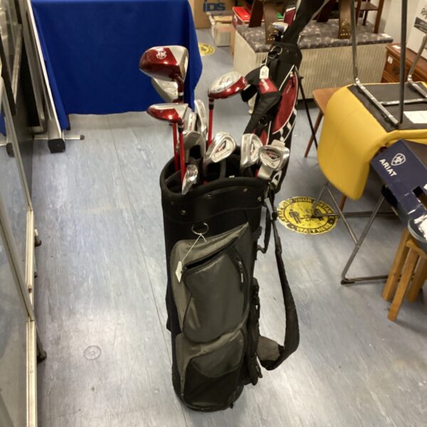 Left handed Wilson golf club set with bag for sale.