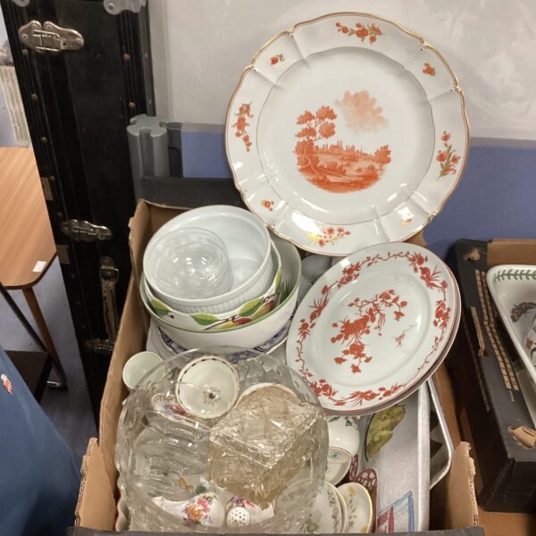 Overview of a mixed crockery lot with vintage china and a wall plate.