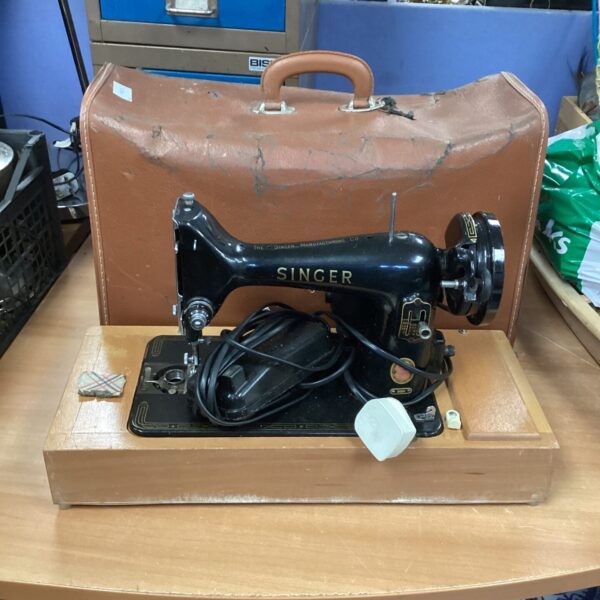 Vintage Singer sewing machine in original carrying case.