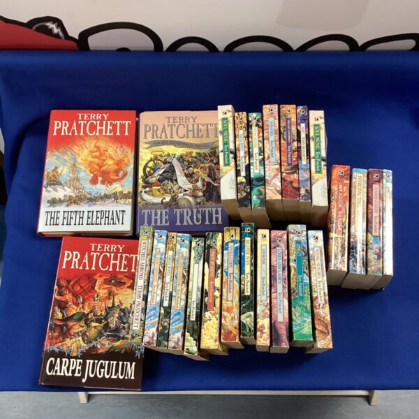 Terry Pratchett Discworld novels in a book lot.