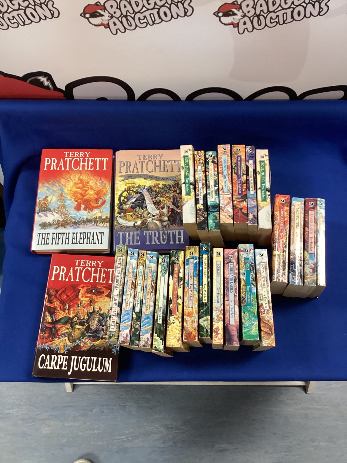 530 Selection of terry pratchett discworld novels