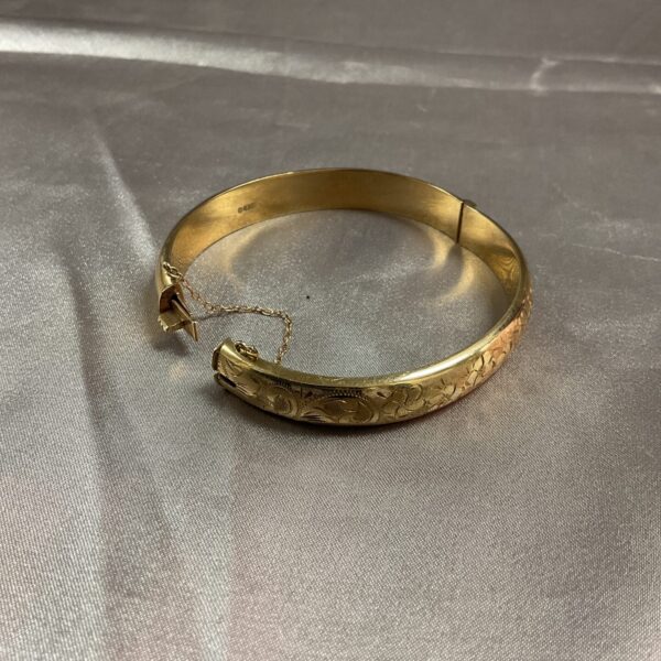 Vintage 9ct gold hinged bracelet with embossed design.