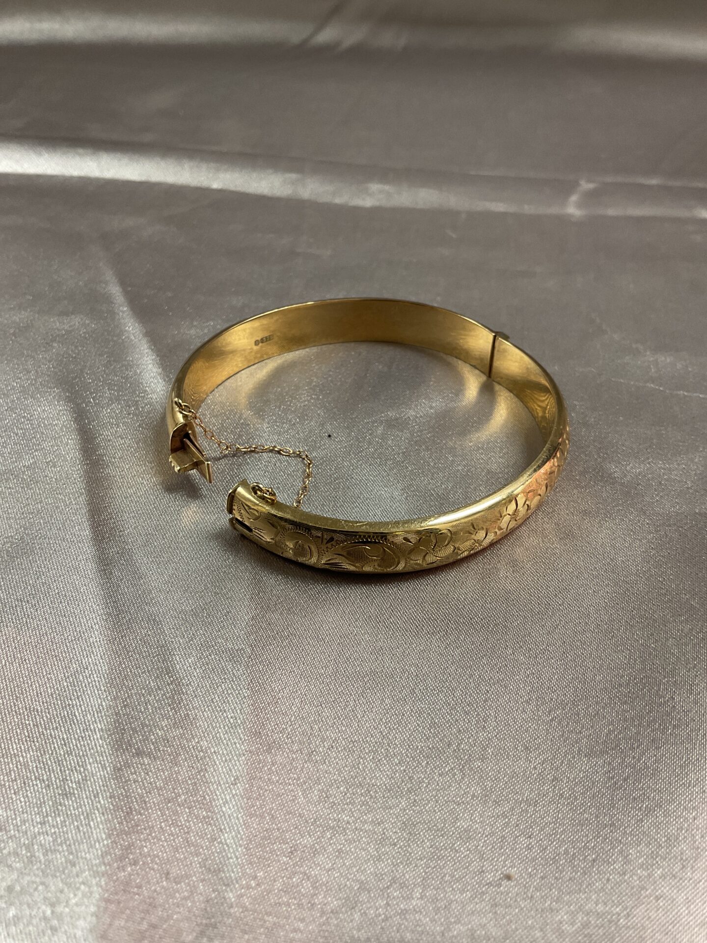 749 hallmarked 9ct gold hinged bracelet 13.8g.no reserve