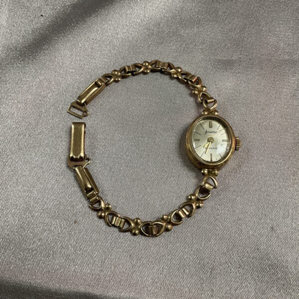 Vintage 9ct gold Accurist ladies wristwatch on bracelet.