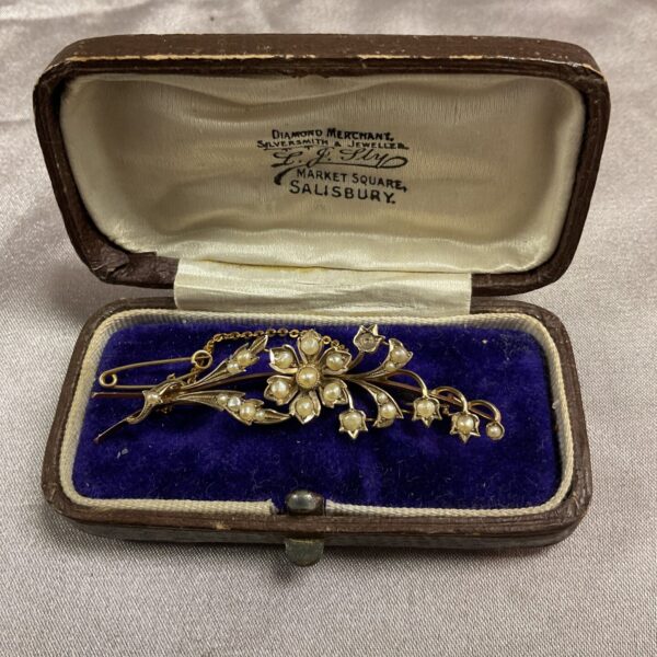 9ct gold brooch set with seed pearls