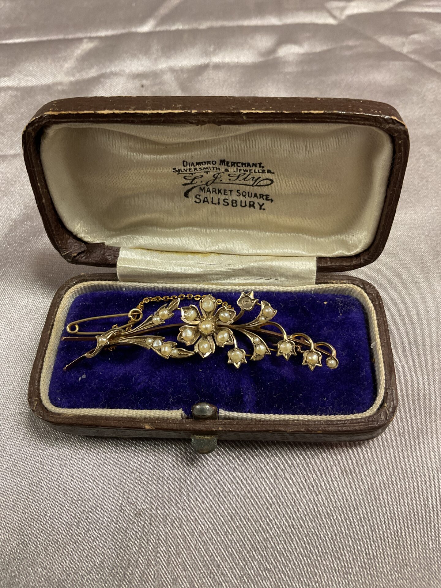 876 9ct gold brooch set with seed pearls