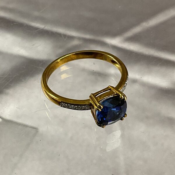 9ct gold ring with sapphire and diamond cluster.