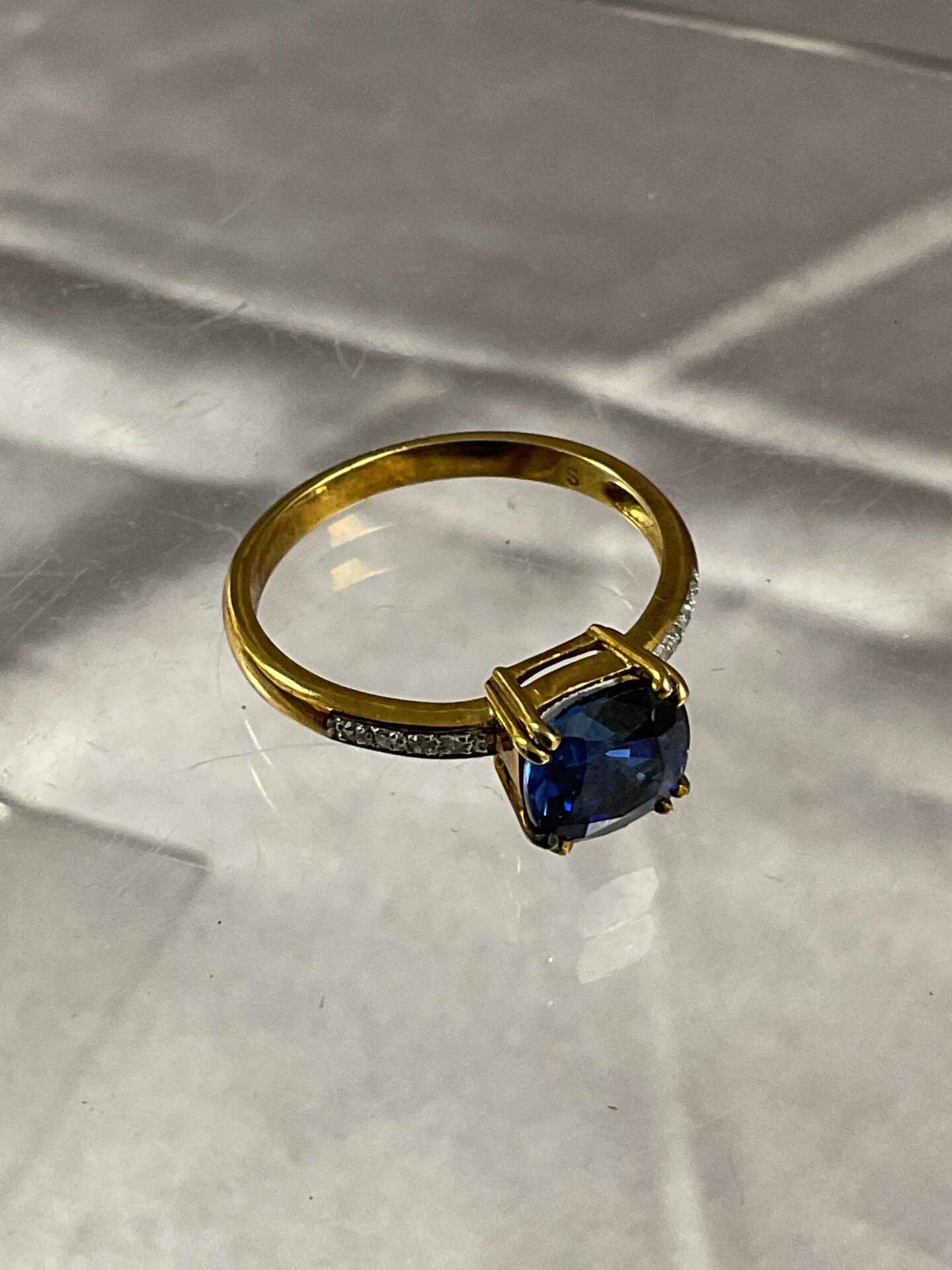 879 9ct Hallmarked gold ring set sapphire and diamond set on shoulders size R