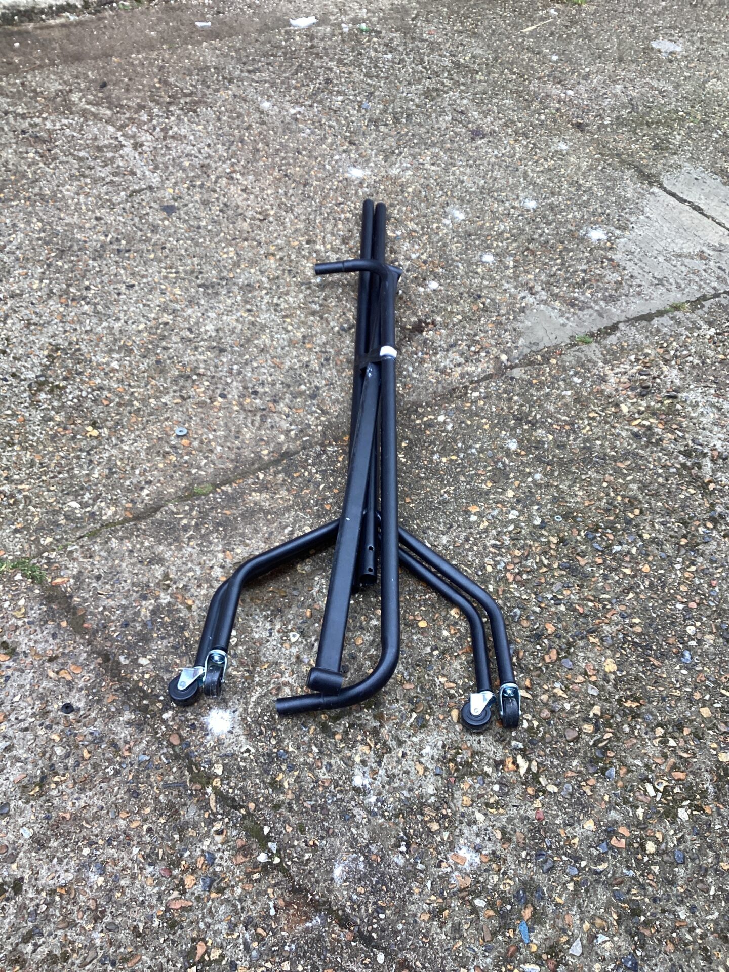 978 Black Metal Clothes Rail