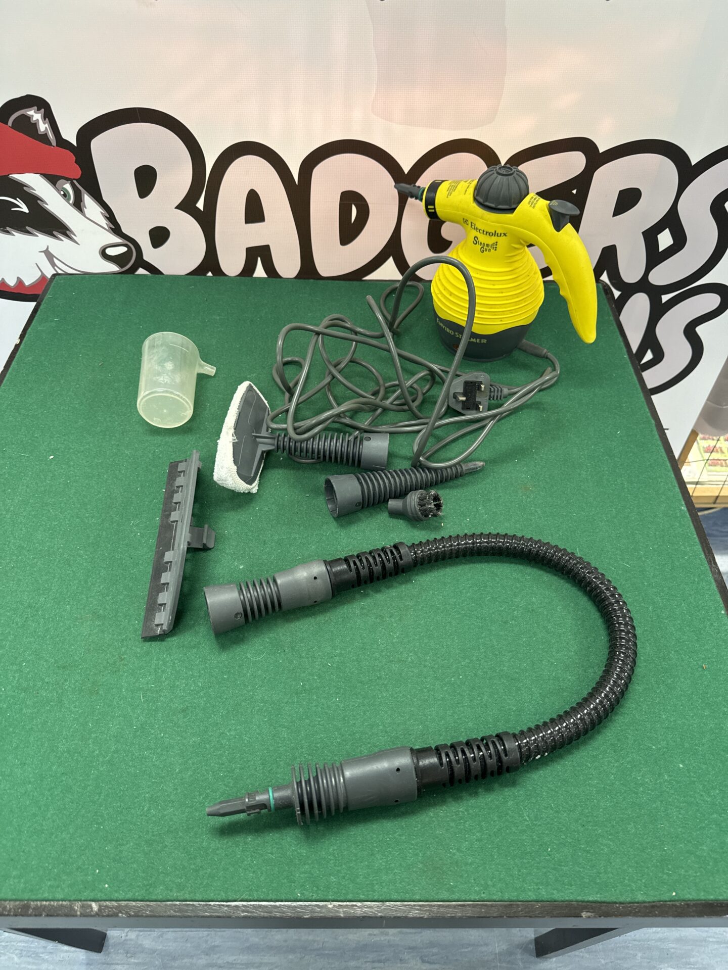 928 Electrolux z350 steam gun with attachments – light comes on when plugged in, untested further