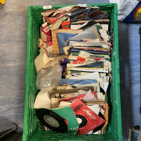 Mixed tray of vintage 7 inch vinyl records for collectors.