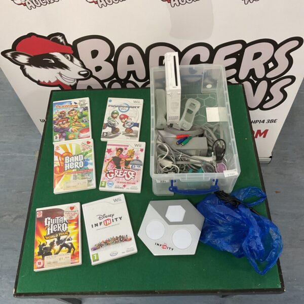 Nintendo Wii console with Disney Infinity and games bundle.