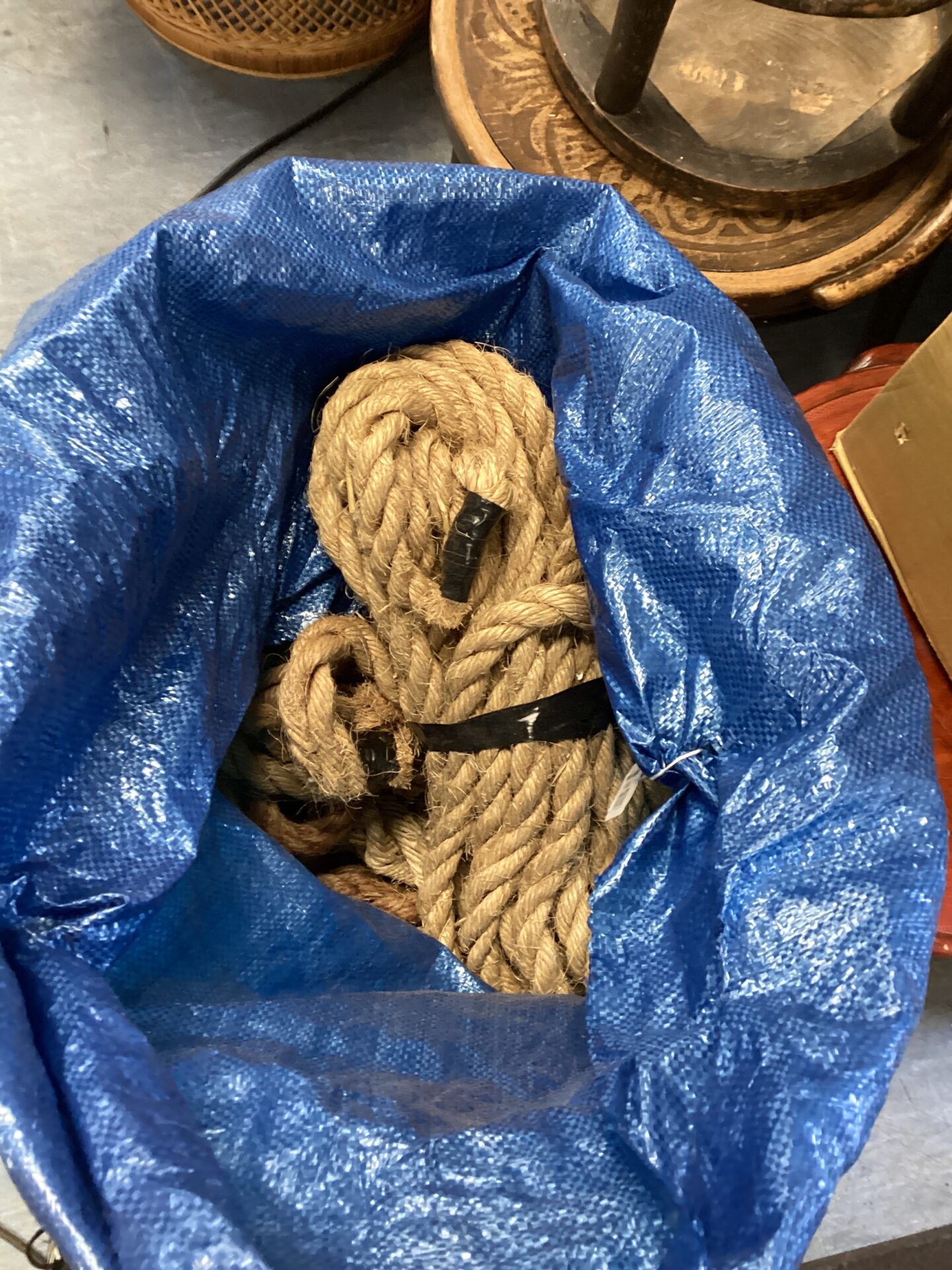 1117 Sack full of lengths of rope
