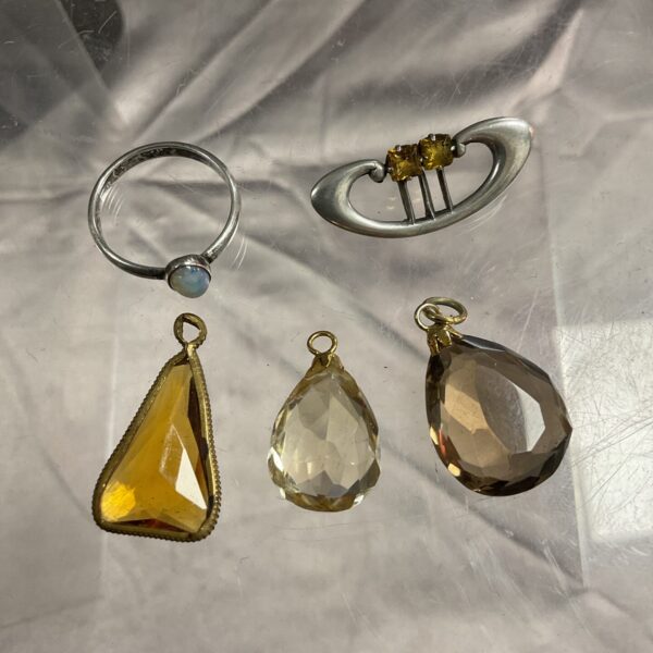 Vintage jewellery lot featuring pendants, ring and brooch.
