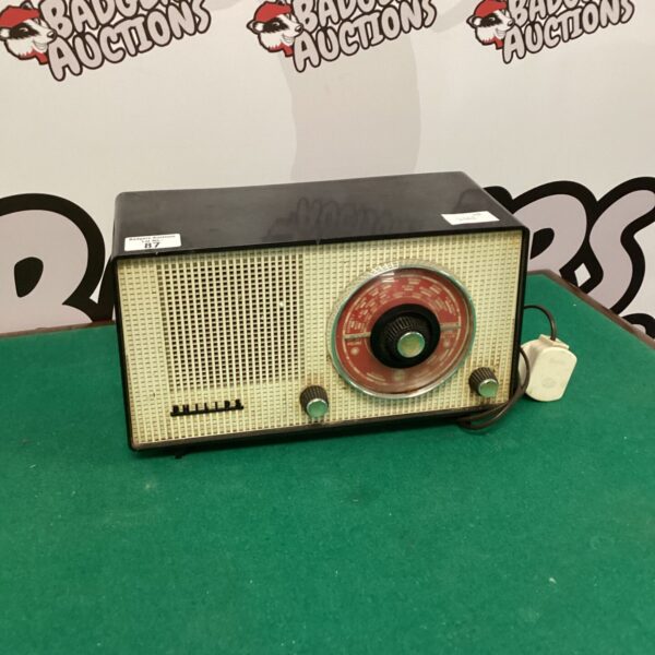 Vintage Philips valve radio in cream colour.