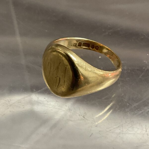 9ct gold signet ring, size Q, classic vintage style.