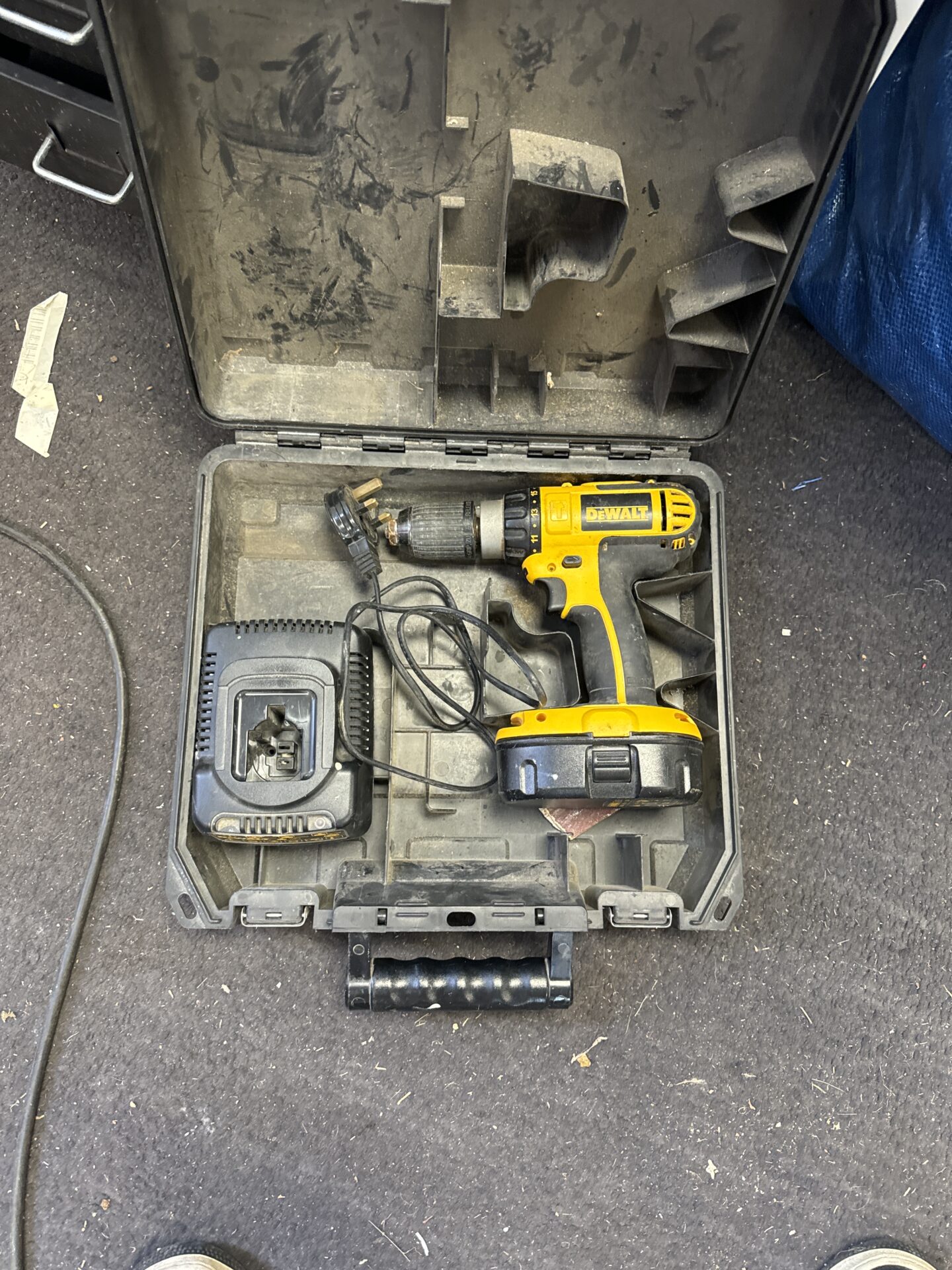 1063 Dewalt cordless drill with charger – working