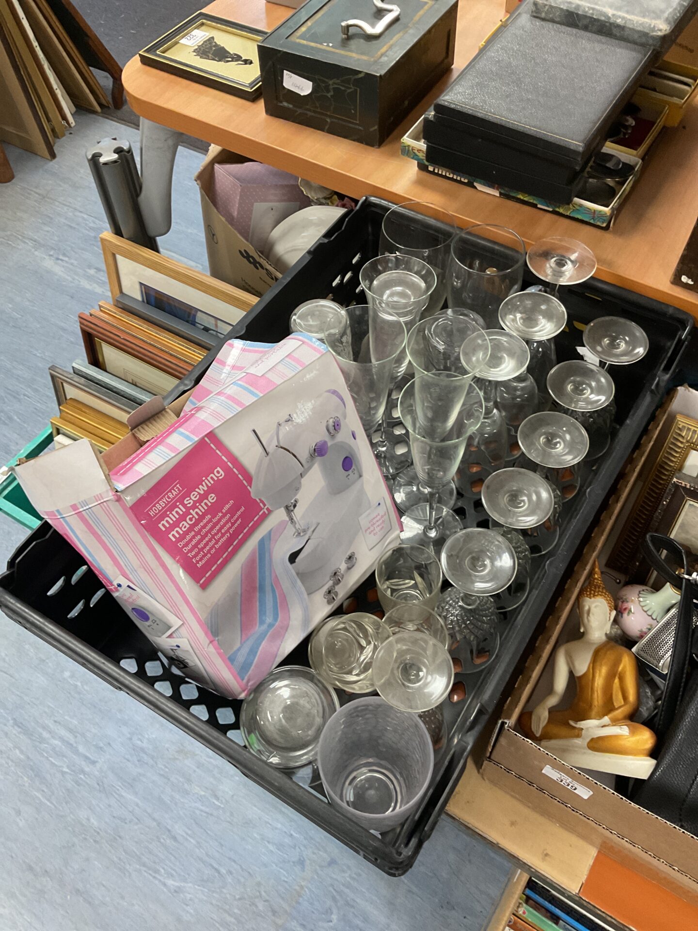 338 Tray of mixed glassware & hobbycraft mini sewing machine