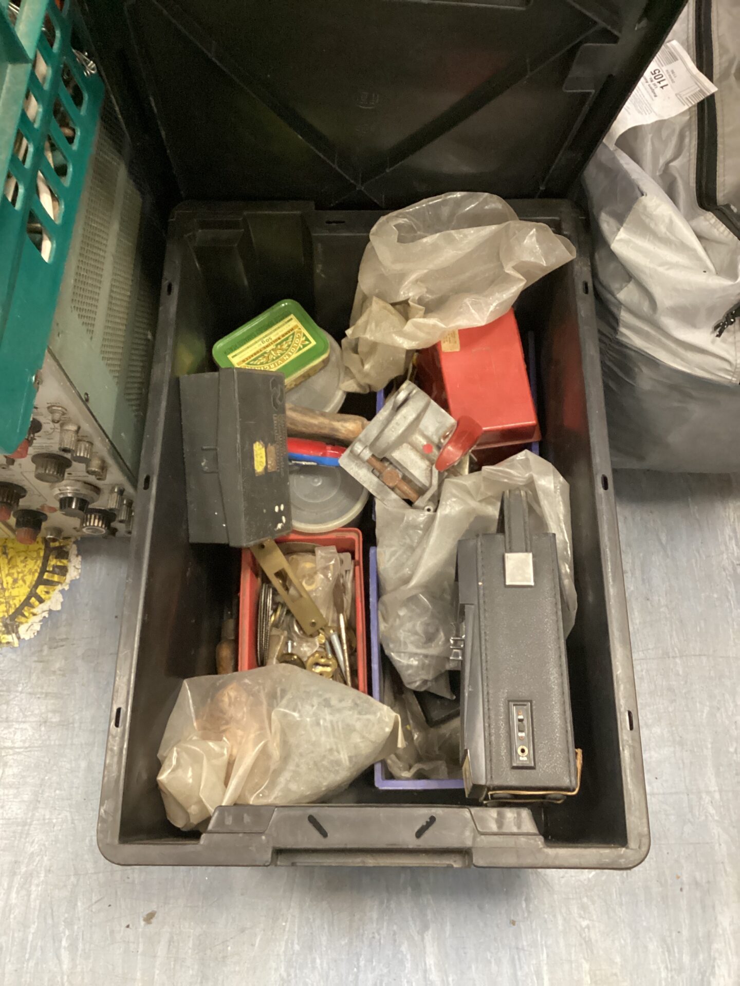 885 Box of mixed screws and nails